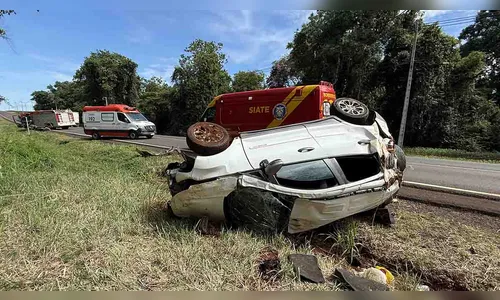 Carro capota várias vezes na PR-082 em São João do Ivaí