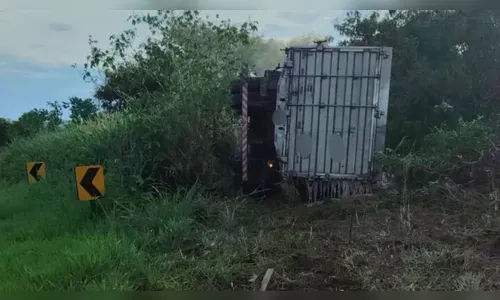 Caminhão tomba na PR-170 e motorista morre embaixo de veículo