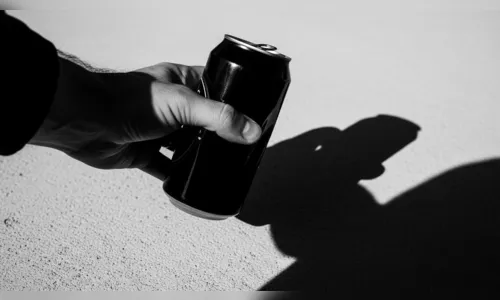 Mulher apanha do ex-companheiro com lata de cerveja no rosto