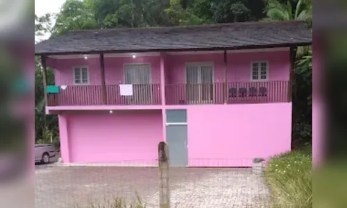 Dona de casa noturna de adultos é atacada com marteladas por pedreiro