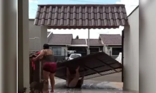 Mulheres viralizam ao escorregar no sabão para aliviar o calor no PR