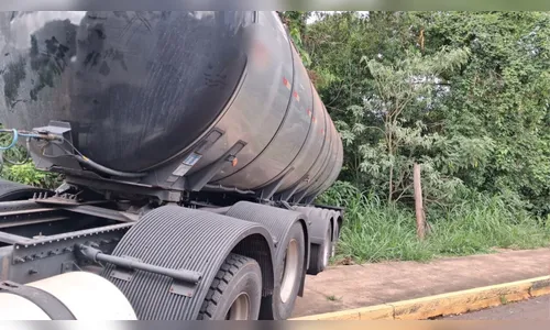 Caminhão carregado perde força em subida e volta de ré em Apucarana