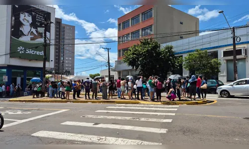 Cadastro para futuro projeto de habitação forma fila de interessados em Apucarana