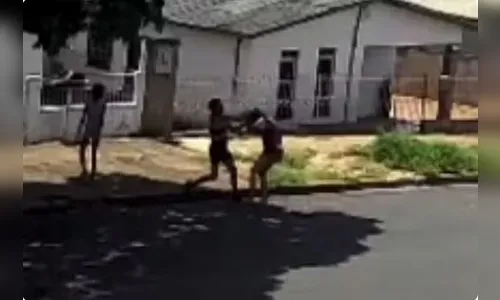 Mãe é presa por espancar filhas por elas não a acompanharem em festa no PR