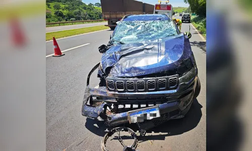 Jeep bate em barranco, capota e deixa dois feridos em Londrina