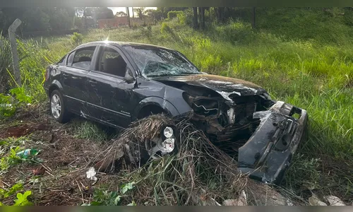 Duas pessoas ficam feridas após Vectra bater em cerca de alambrado na PR-323