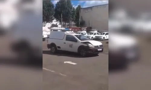 Homem descobre que será demitido e destrói os carros da empresa; veja vídeo