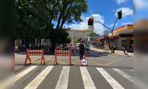 Montagem do palco para o aniversário de Apucarana altera trânsito no centro