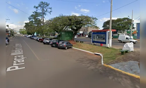 Dupla armada com faca rouba celular em ponto de ônibus na Vila Nova