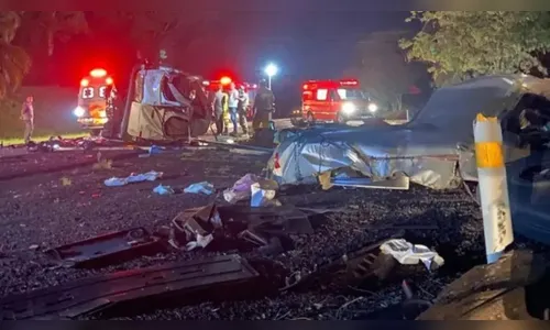 Colisão entre micro-ônibus da Saúde e caminhão deixa 5 mortos no RS