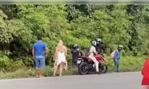 Mulher morre atropelada por carreta ao parar para ajudar motociclista