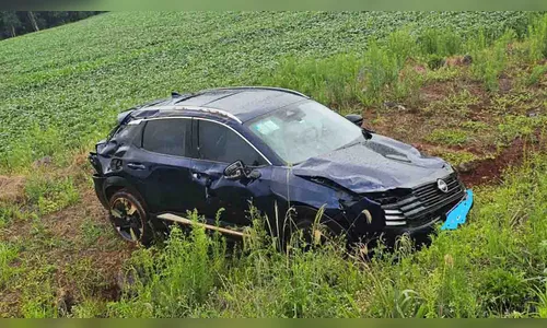 Saída de pista após batida fere mulher e criança na PR-466