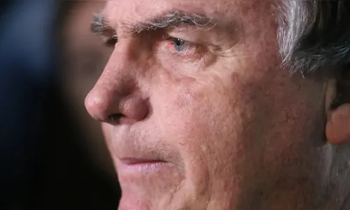 Bolsonaro caiu, bateu cabeça em móvel e não está bem, diz Michelle