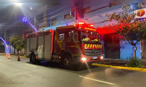 Bombeiros vistoriam loja no centro da cidade após relatos de fumaça