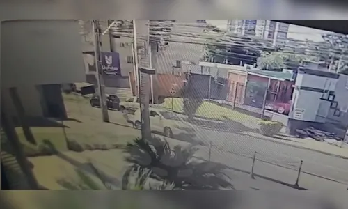 Motorista engata marcha à ré, atropela idosa e foge do local em Maringá