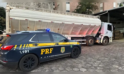PRF apreende caminhão 'silo' lotado com 300 mil maços de cigarros no PR
