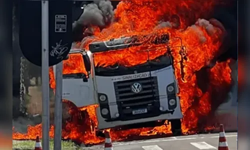 Caminhão de sinalização pega fogo e atinge carro no Paraná