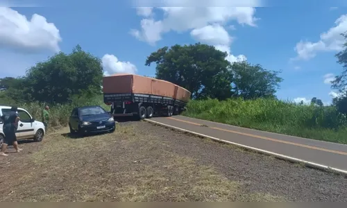 Caminhão fica atravessado em rodovia e bloqueia trânsito no Vale do Ivaí