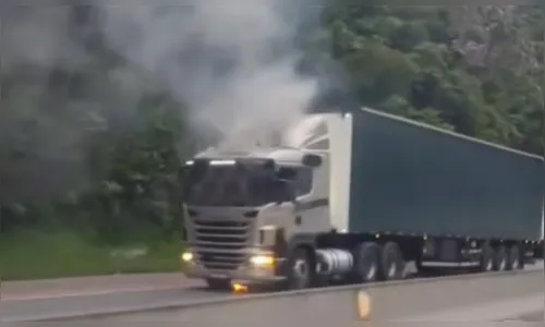 Incêndio em caminhão interdita totalmente a BR-376 no sentido a SC