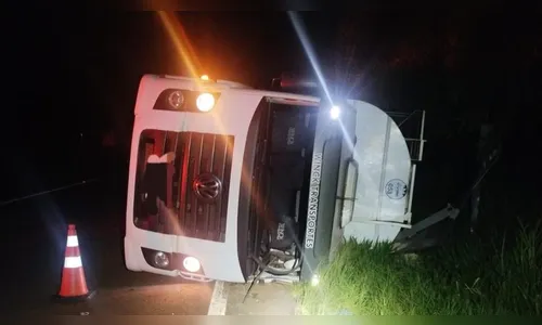 Tombamento de caminhão deixa motorista ferido na PR-364