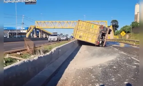 Caminhão com placas paraguaias tomba no Trevo Cataratas