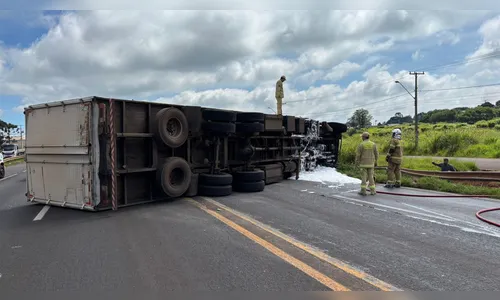 Caminhão carregado com móveis tomba e mobiliza bombeiros na PR-444