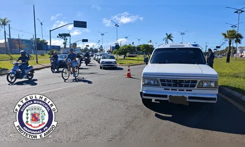 Caminhonete abandonada em cruzamento de Arapongas é guinchada pela GM