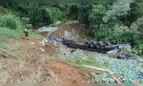 Após acidente fatal, 15 são presos por saquear carga durante resgate do corpo