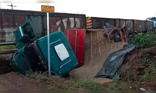 Carreta se parte ao meio após colisão com trem e espalha 38 toneladas de trigo