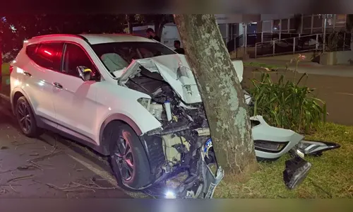 Idoso fica ferido após bater carro contra árvore em cruzamento de Londrina
