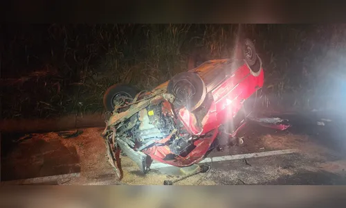 Motorista é ejetado de carro após capotamento no Contorno Sul de Apucarana