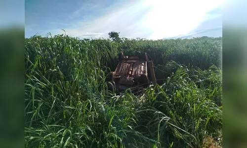 Carro com quatro pessoas capota na BR-376 entre Jandaia e Cambira