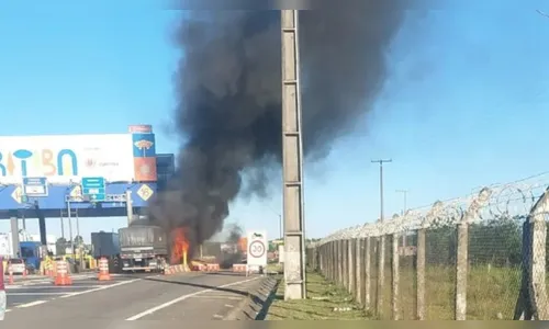 Caminhão pega fogo e gera engavetamento em praça de pedágio na BR-277
