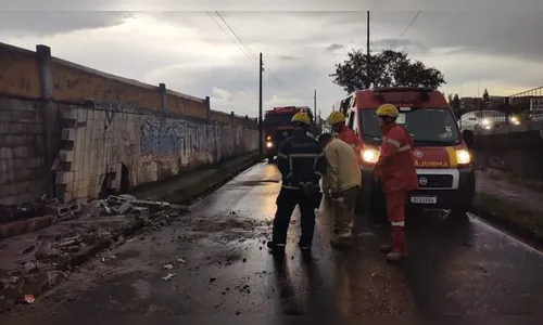 Muro desaba sobre casal em calçada e homem fica em estado grave no PR