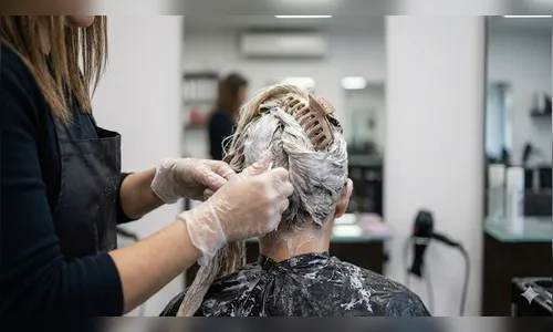 Cabeleireira tropeça no pé de cliente e é agredida com tapas e puxões de cabelo