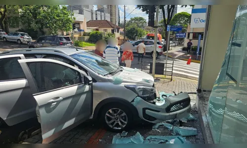 Colisão entre carros causa danos e complica trânsito no centro de Apucarana