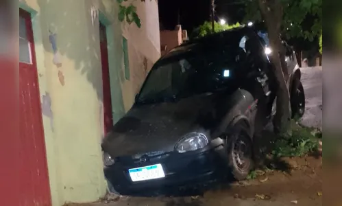 Carro fica prensado entre árvore e parede após acidente em Marilândia do Sul