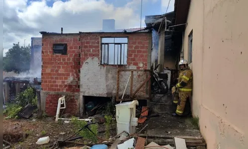 Incêndio destrói casa no PR após criança brincar com isqueiro