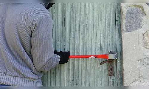 Ladrões arrombam porta e furtam eletrônicos em buffet de Arapongas