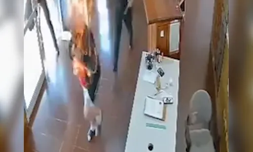 Mulher entra na delegacia, joga álcool no corpo e põe fogo em si mesma; vídeo