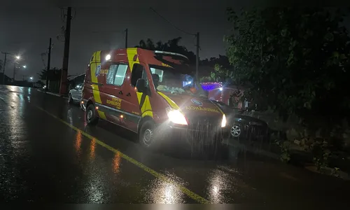 Casal fica ferido após bater de moto em carro estacionado em Apucarana