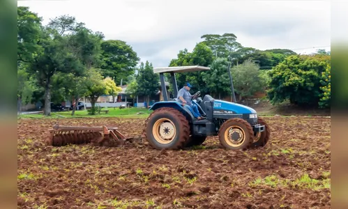 Prefeitura de Apucarana leva serviços de trator a pequenos agricultores