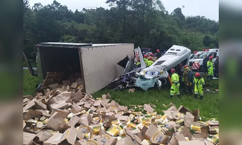 Caminhão atinge van e mata seis na BR-116 após tentativa de assalto no PR
