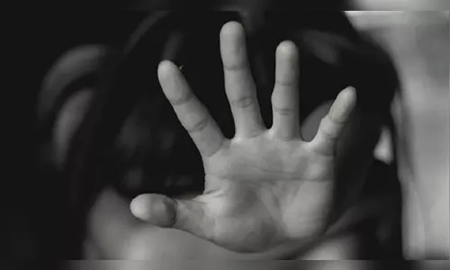 Homem descumpre medida protetiva, agride ex e ameaça com arma