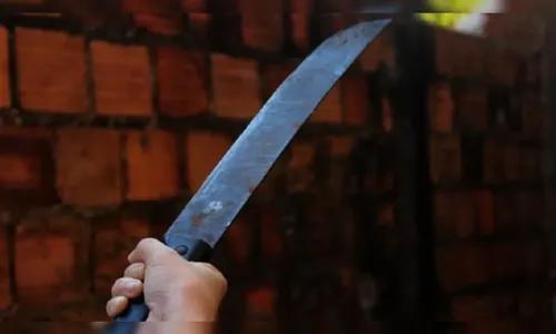 Homem tenta atacar vítima com facão após briga de trânsito em Apucarana