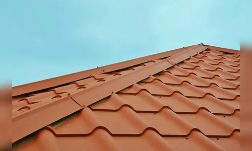 Prestador de serviços arranca rufos e destrói telhado de casa em Apucarana