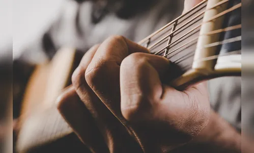 Homem canta música no violão ofendendo a irmã e caso vai parar na polícia em Apucarana (PR)
