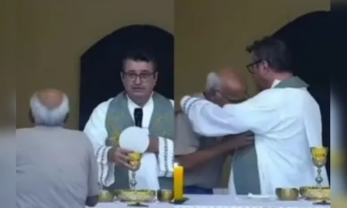 Idoso abraça padre após receber notícia da morte do neto durante a missa; veja vídeo