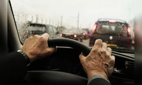 Idoso de 82 anos sem habilitação causa acidente e foge embriagado