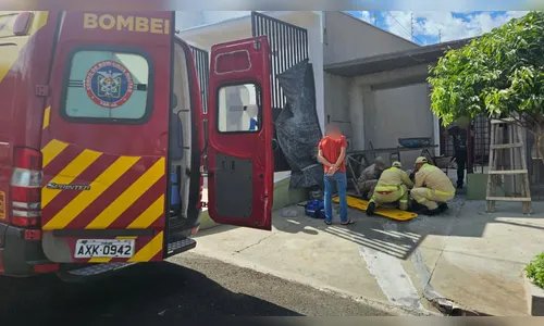Idoso fica ferido após cair de dois metros durante obra em Apucarana